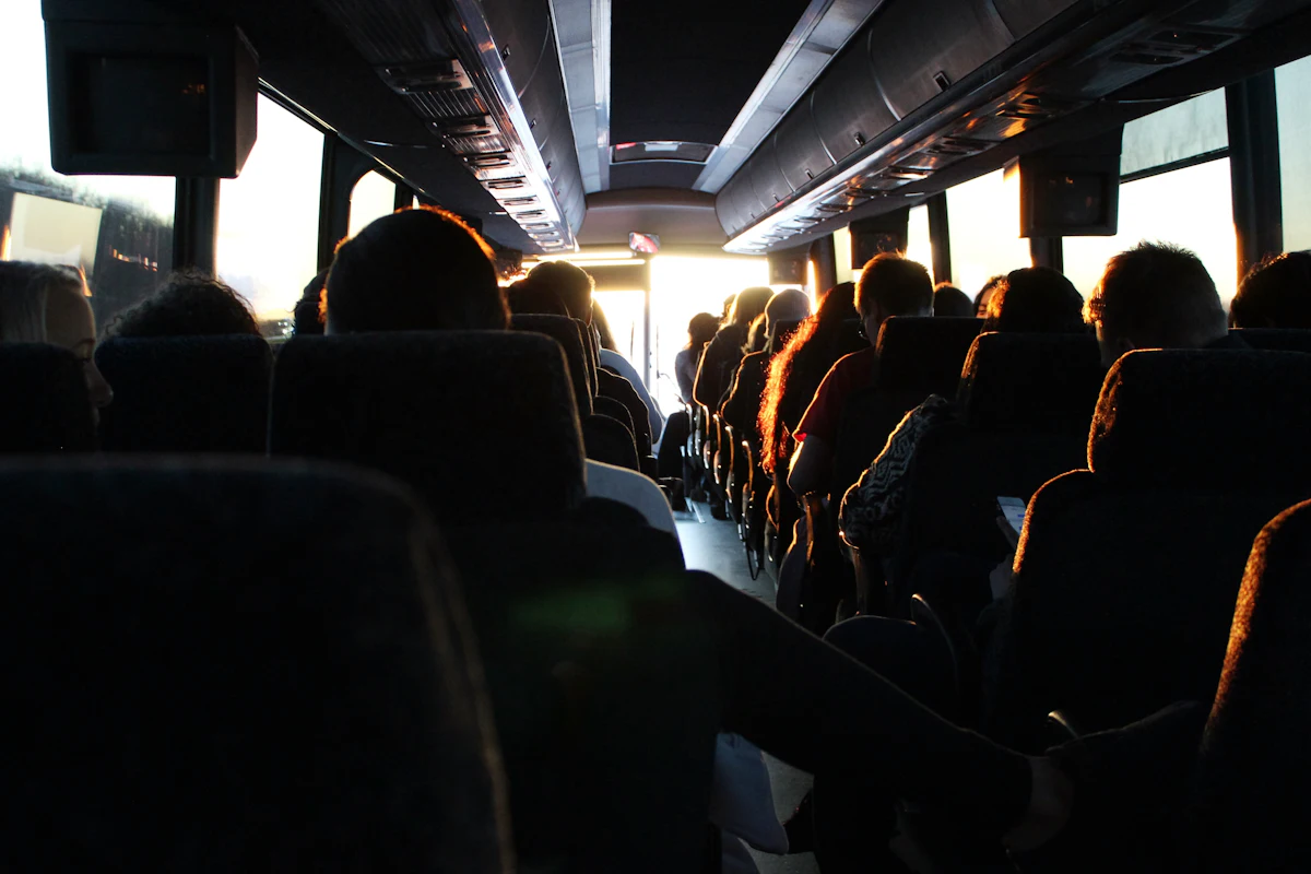 Passageiros a bordo de ônibus de excursão ao entardecer