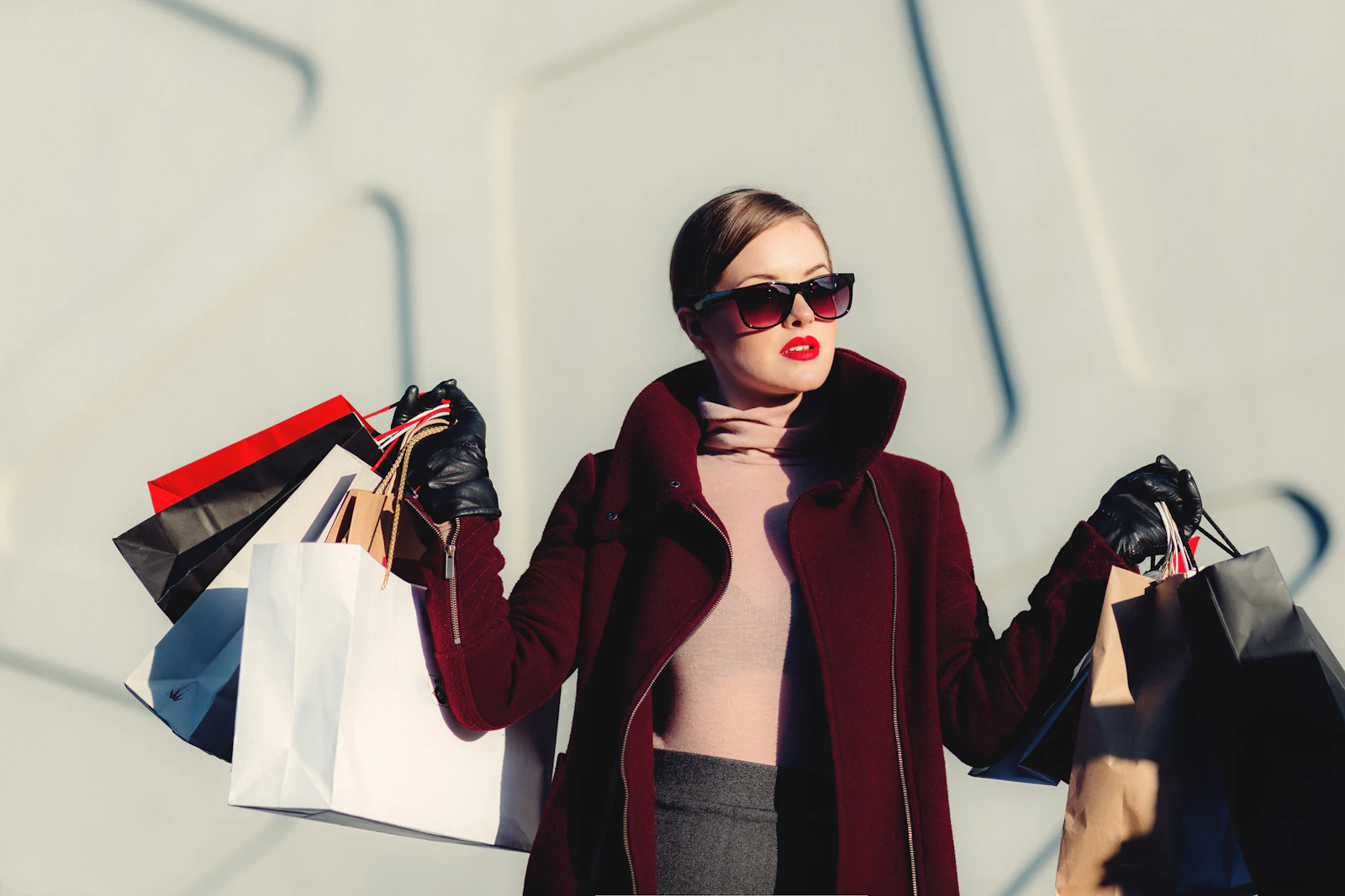 Viajante atravessando a rua com sacolas de compras